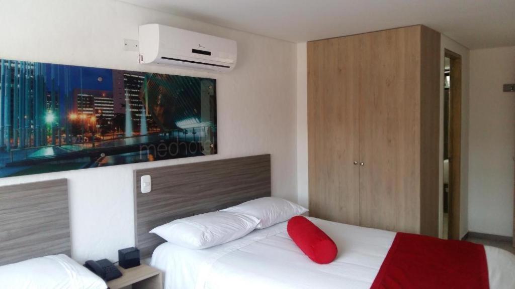 Hotel Med 70 Медельин Экстерьер фото